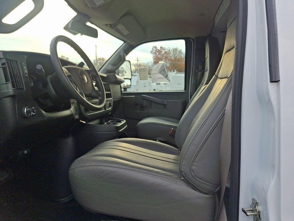 2025 GMC Savana Cutaway 3500 1WT