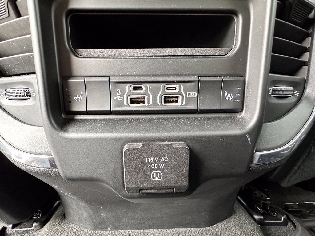 2020 RAM 1500 Laramie Crew Cab 4x4 5'7" Box