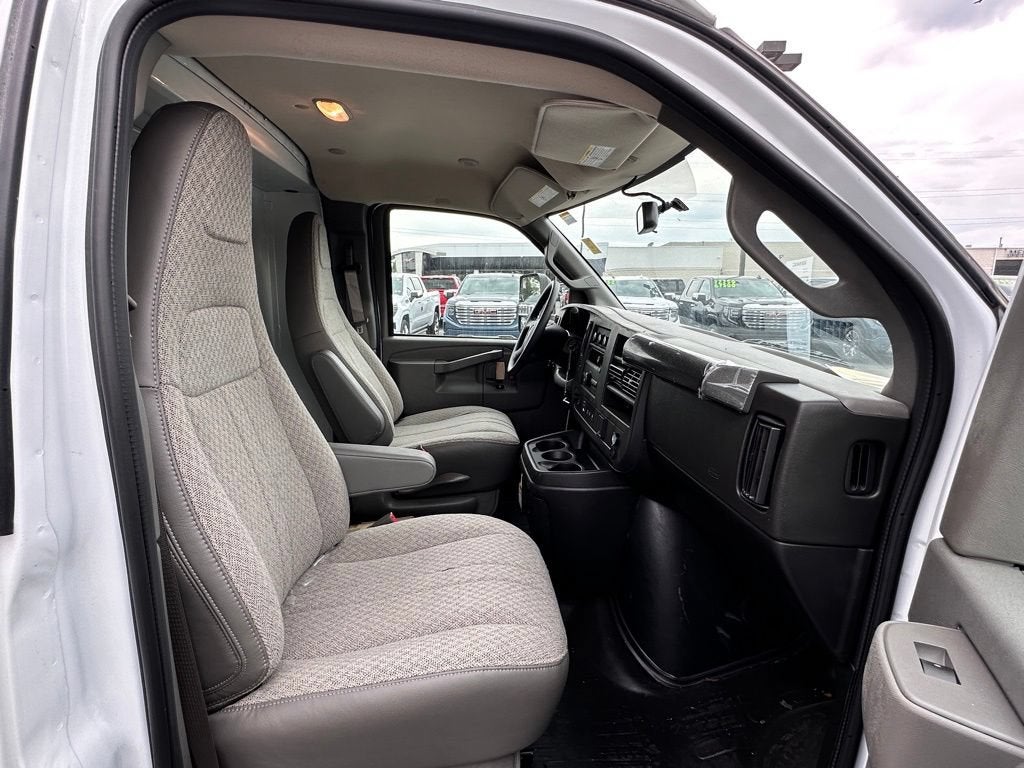2025 GMC Savana Cutaway 3500 1WT
