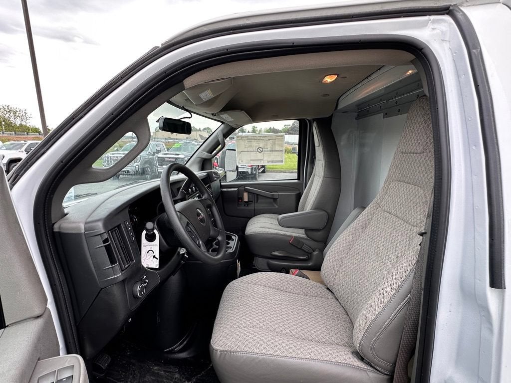 2025 GMC Savana Cutaway 3500 1WT