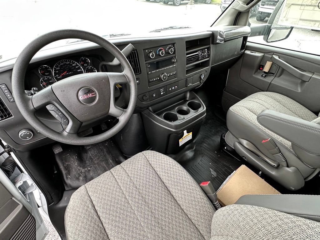 2025 GMC Savana Cutaway 3500 1WT