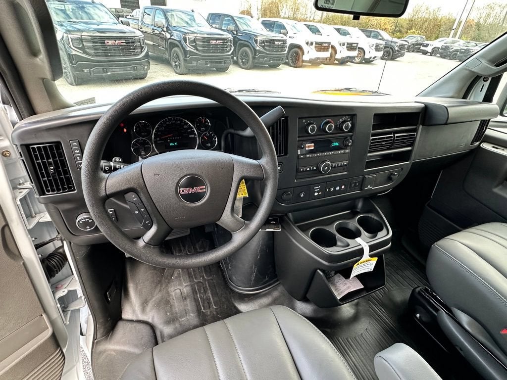2025 GMC Savana Cutaway 3500 1WT