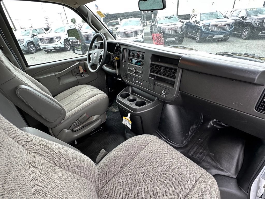 2025 GMC Savana Cutaway 3500 1WT