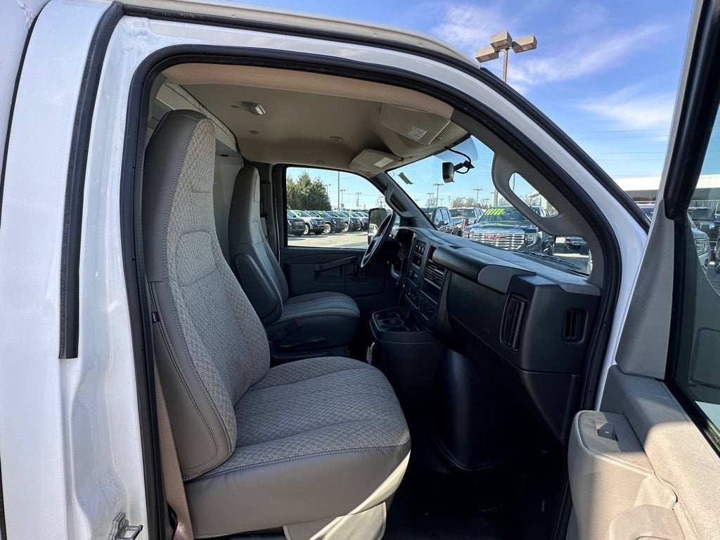 2025 GMC Savana Cutaway 3500 1WT