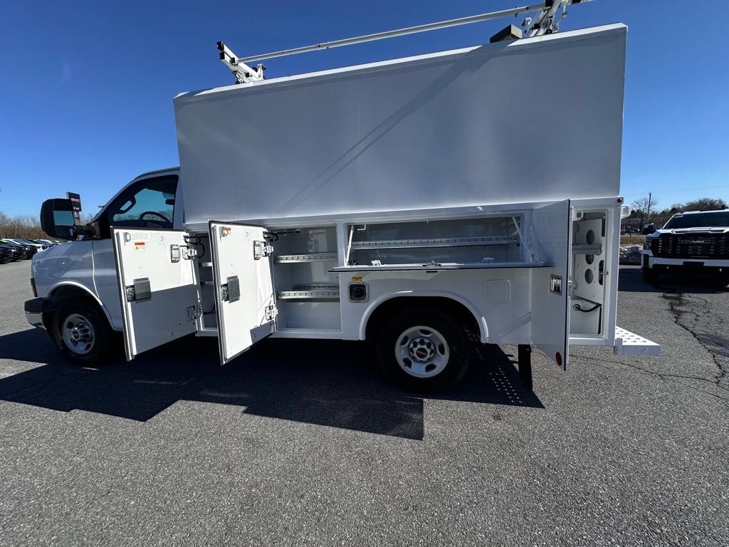 2025 GMC Savana Cutaway 3500 1WT