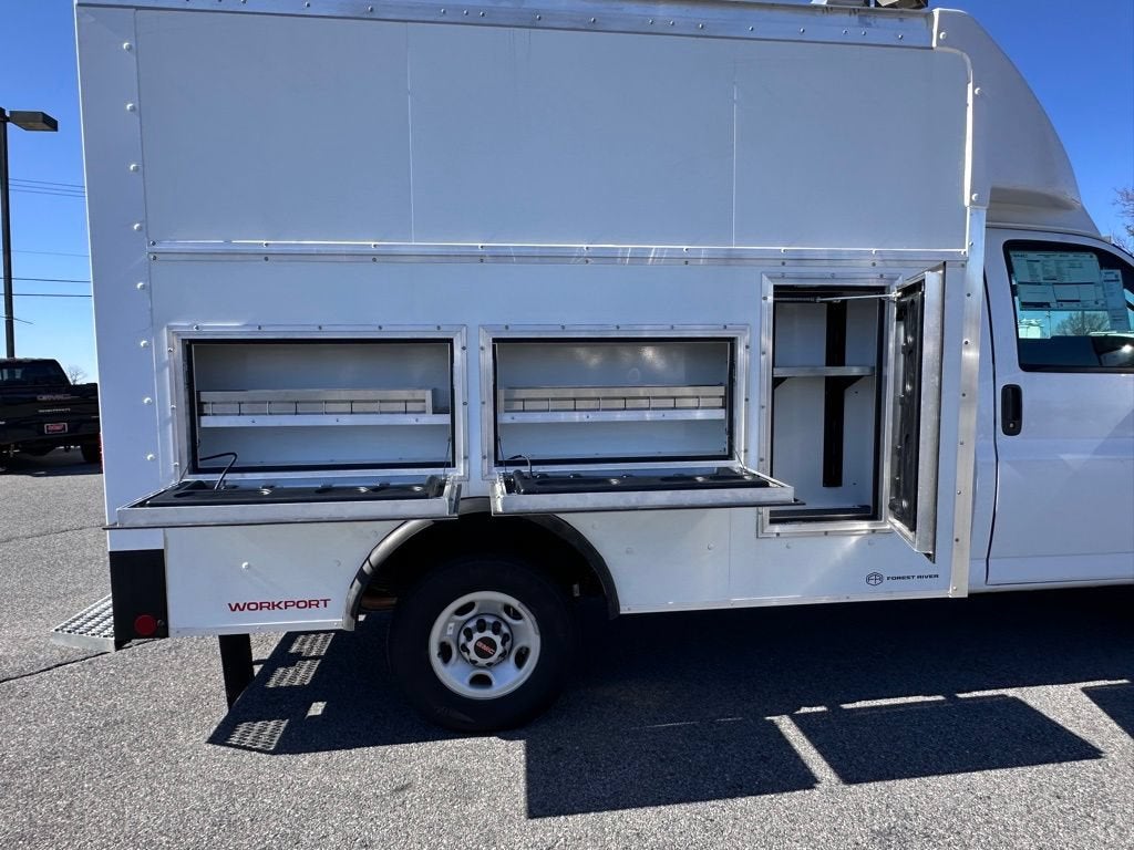 2026 GMC Savana Cutaway 3500 1WT
