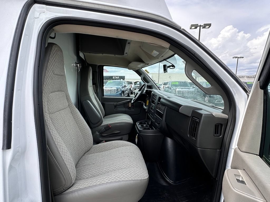 2025 GMC Savana Cutaway 3500 1WT