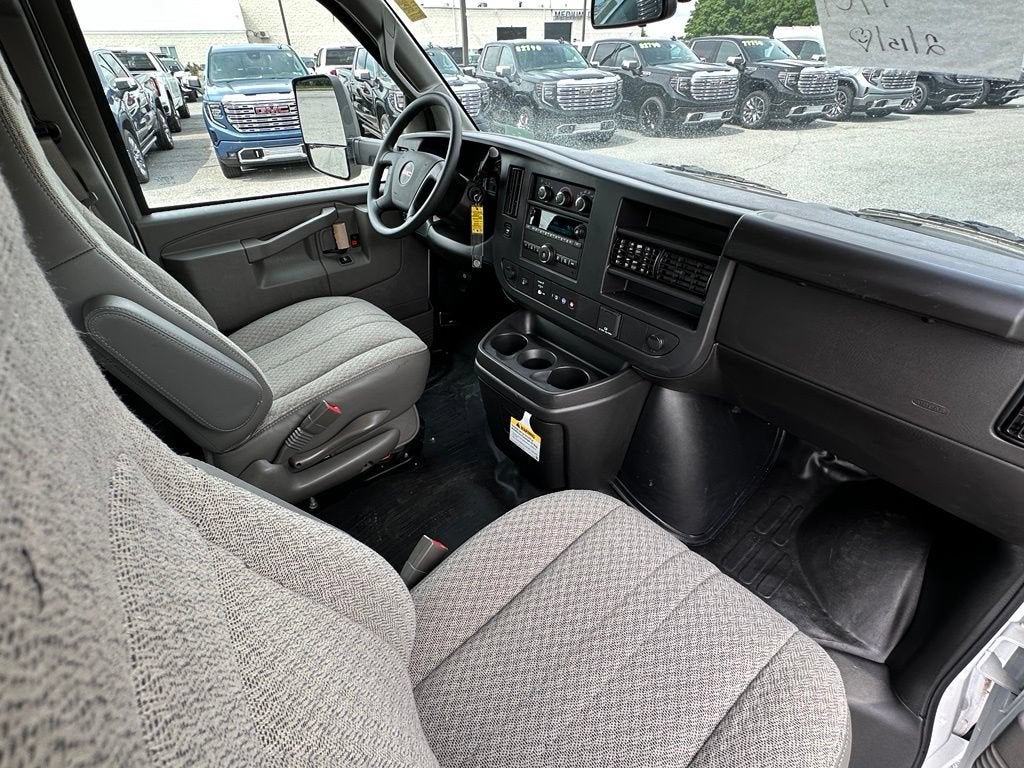2025 GMC Savana Cutaway 3500 1WT