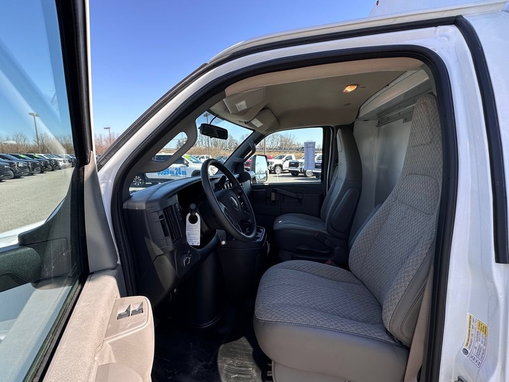 2025 GMC Savana Cutaway 3500 1WT