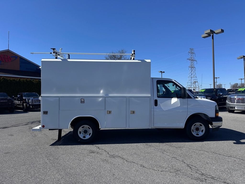 2025 GMC Savana Cutaway 3500 1WT