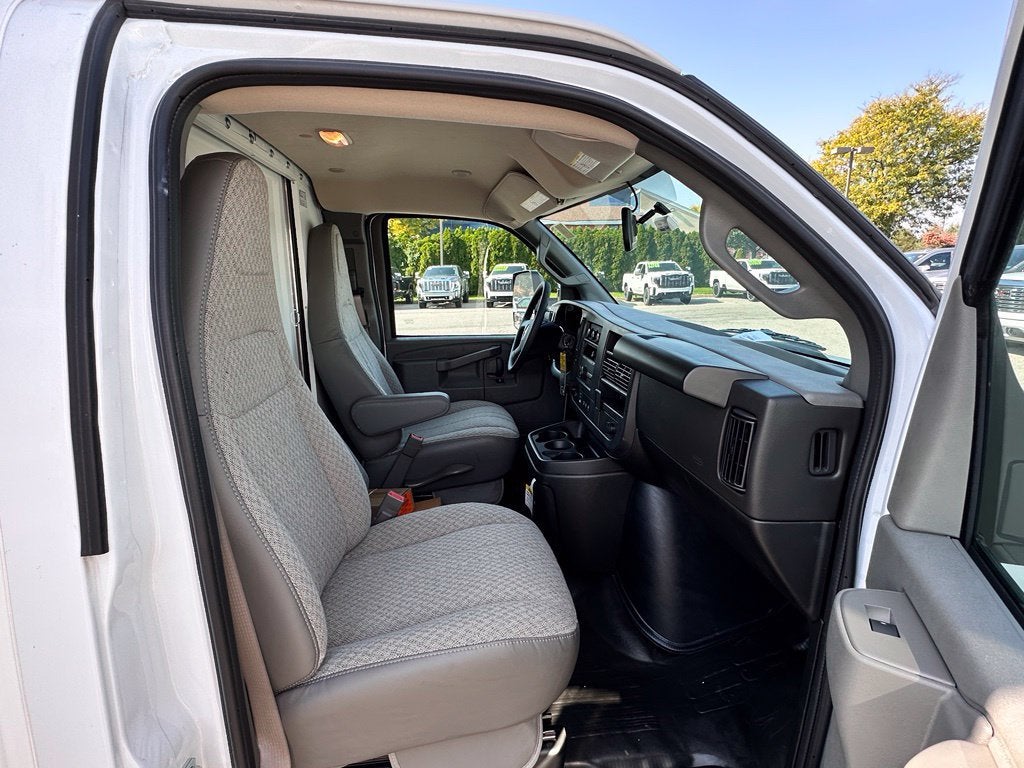 2026 GMC Savana Cutaway 3500 1WT