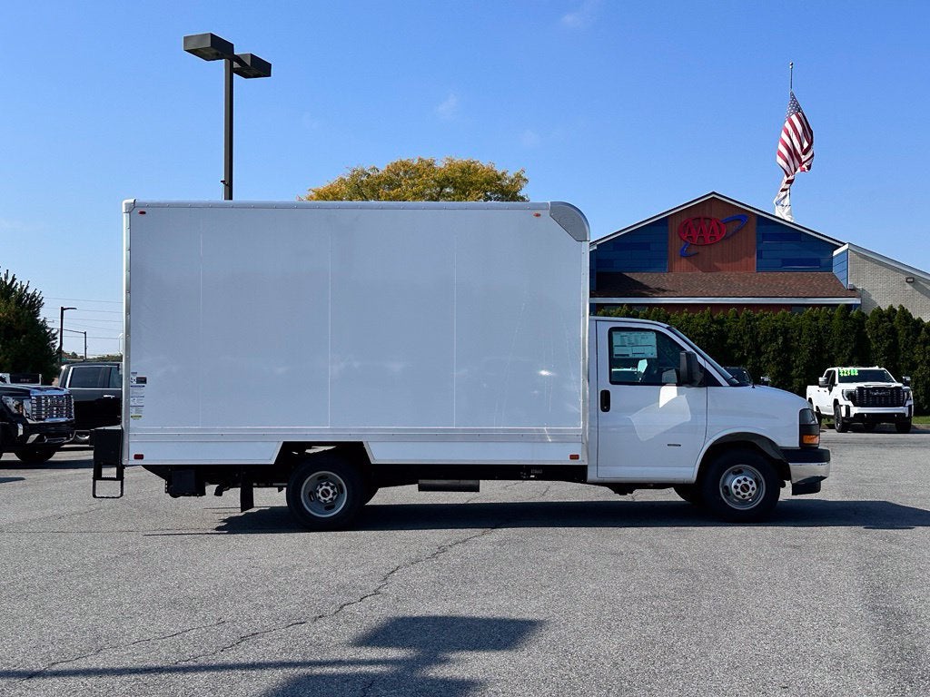 2026 GMC Savana Cutaway 3500 1WT