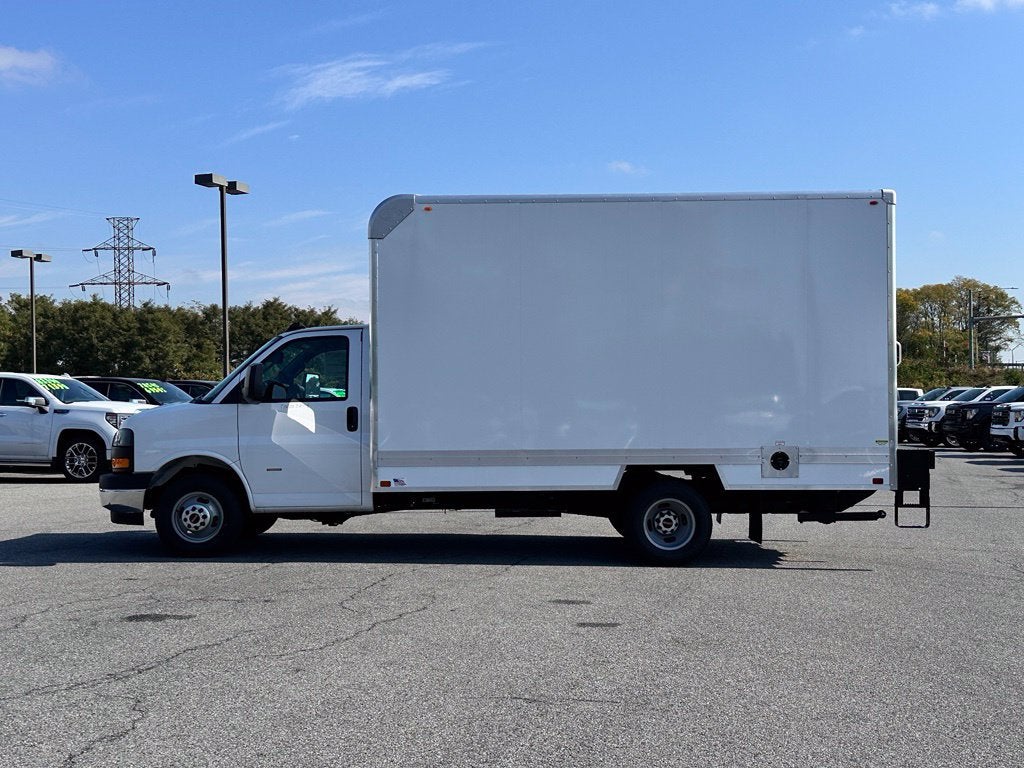 2026 GMC Savana Cutaway 3500 1WT